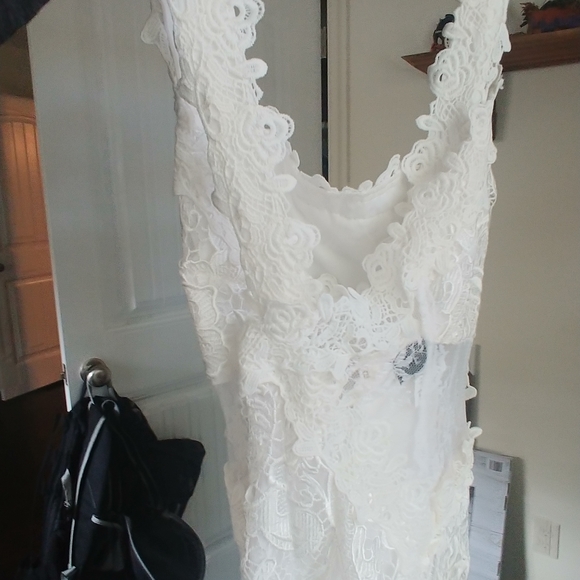 White lace cocktail dress. - Picture 4 of 5